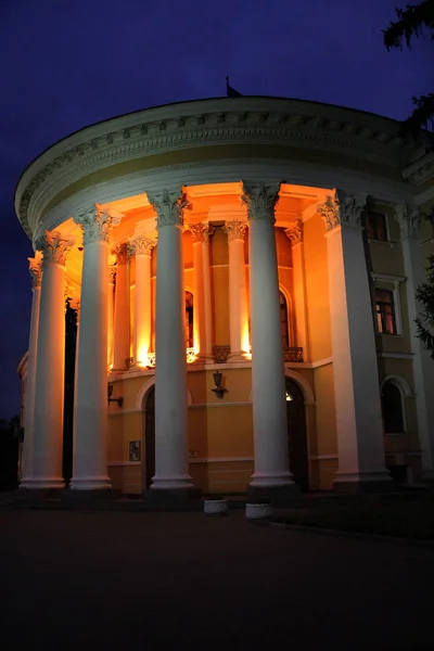 Hermoso Edificio Con Columnas Blancas Iluminadas Por Luces Durante Noche — Foto de Stock