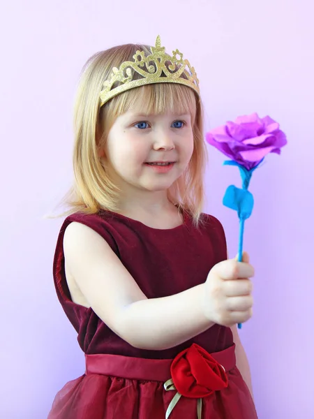 Menina Coroa Dando Flor Pequena Princesa Com Flor Rosa Menina — Fotografia de Stock