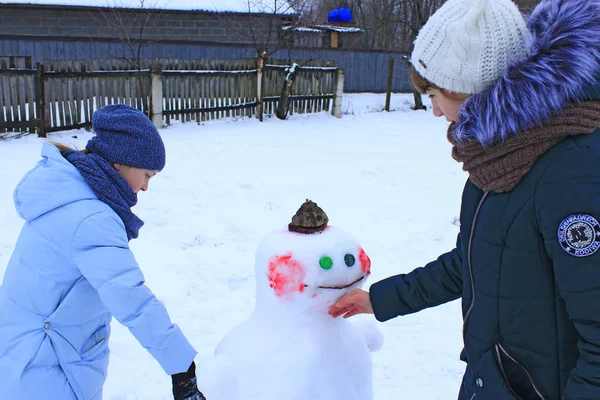 Tjernihiv Ukraina Februari Göra 2018 Two Flickor Snögubbe Vintern Barn — Stockfoto