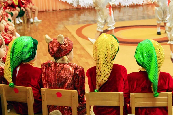 Kinderen Fancy Jurken Matinee Kleuterschool Kinderen Slimme Kostuums Zitten Stoelen — Stockfoto