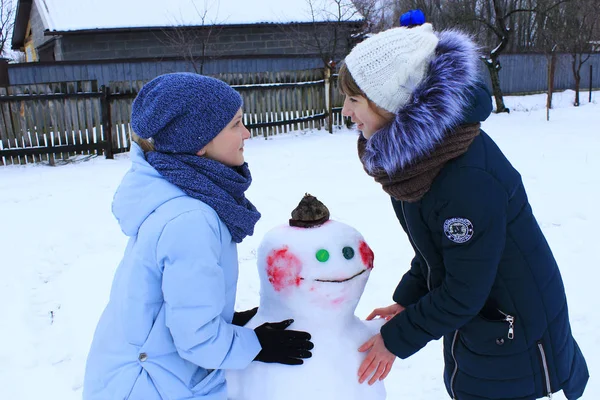 Chernihiv Ucrânia Fevereiro 2018 Duas Meninas Fazem Boneco Neve Inverno — Fotografia de Stock