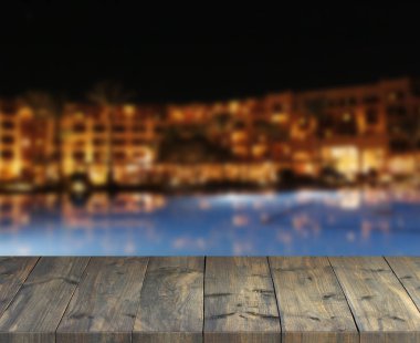 Tropic parti akşam için manzaralı boş ahşap tahta. Resort akşam, Masa üstü ile. Modern gece resort, rahatlatıcı insanlarla Vintage panoları
