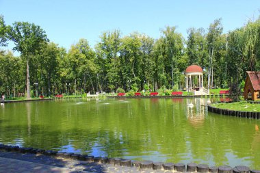 Kharkiv / Ukrayna. 07 Ağustos 2016: göl Şehir Parkı Arbor'da ile. İnsanlar Kharkiv Gorki Park dinlen. Şehir Park Peyzaj tasarımı
