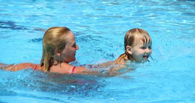 Mutlu anne ile kızının yüzme havuzunda yüzme. Mutlu aile dinlenme Resort. Yaz tatil keyfini bir aile. Yüzme havuz mavi su tatil keyfini insanlar