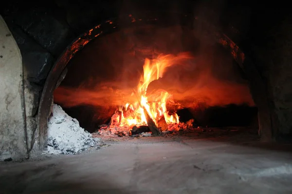 Leña Fuego Brillantemente Ardiendo Horno Leña Quemada Horno Rural Leña —  Fotos de Stock