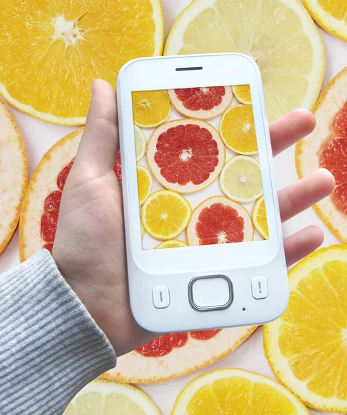 Moderní Smartphone Obrazem Citrusových Plodů Obrazovce Ruce Izolované Bílém Pozadí — Stock fotografie