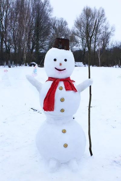 Снеговик Веселый Снегу Новогодний Атрибут Рождественский Символ Снеговик Красным Шарфом — стоковое фото