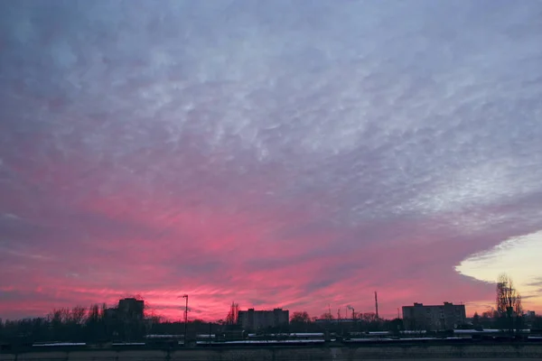 Puesta Sol Roja Sobre Casa Varios Pisos Paisaje Urbano Nocturno — Foto de Stock