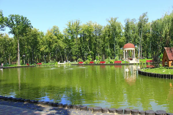 ハリコフ ウクライナ 2016 都市公園におけるアーバーが付いている湖 ハリコフでゴーリキー公園で休憩をあります 都市公園のランドス ケープ デザイン — ストック写真