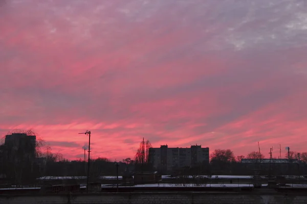 Roter Sonnenuntergang Über Dem Mehrstöckigen Haus Abendliches Stadtbild Stadtlandschaft Dämmerung — Stockfoto