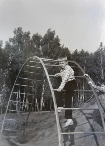 Chernihiv Ukrayna Circa 1987 Vintage Fotoğraf Yatay Çubuğu Nda Oturan — Stok fotoğraf