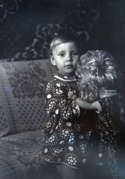 チェルニーヒウ ウクライナ年頃 1987 少女人形を保持のビンテージ写真 人形と少女のレトロな写真 1986 年頃の人形を持つ子供の写真の幼年期で私の妹 — ストック写真