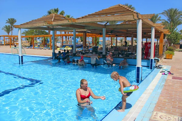 Hurghada Egitto Luglio 2018 Mamma Felice Con Figlia Gode Vacanze — Foto Stock