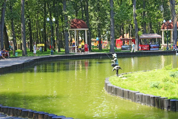 Kharkiv Ukrayna Ağustos 2016 Göl Şehir Parkı Arbor Ile Nsanlar — Stok fotoğraf