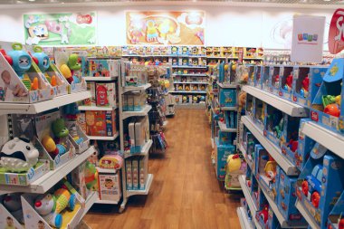 Kiev / Ukrayna. 28 Eylül 2018: alışveriş oyuncaklar. Oyuncak Dükkanı. İç oyuncak dükkanı. Raflar oyuncaklarla satırlarının. Çocuk sevinç. Oyuncak çocuk deposundaki geniş seçimi. Çocuklar için dükkanı. Çocuklar için araba