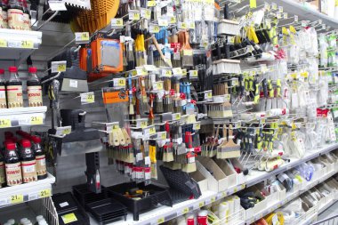 Kiev / Ukrayna. 28 Eylül 2018: ev eşyaları paleti-bıçak, fırça boya fırçaları süpermarkette satılmaktadır. Dükkanda İnşaat için ürünler. Araç tamir üstünde stok rafa koymak için