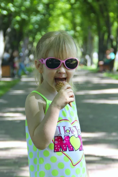 Ragazzina Che Mangia Gelato Nel Parco Cittadino Bambina Occhiali Sole — Foto Stock