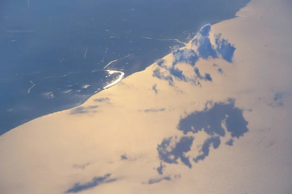 Pemandangan Indah Dari Jendela Pesawat Terbang Atas Awan Dan Pantai — Stok Foto
