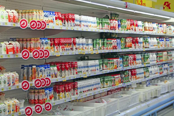 乌克兰 2018年9月28日 牛奶酸奶和其他乳制品生产在商店货架上 乳制品商店 广泛的乳白色商品可供选择 超市乳品部 — 图库照片