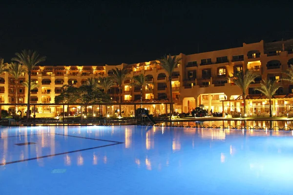 ハルガダ エジプト 2018 Pool 夕方ホテルにバカンス 夜のプールの近くでリラックスします 夜のライトは 夜のプールの水に反映されます フルガダのホテルの明るいライト プールの近くの人々 — ストック写真