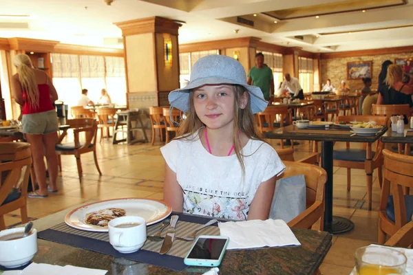 Σύγχρονο Παιδί Χαμογελάει Ενώ Κάθεται Στο Εστιατόριο Κοριτσάκι Καπέλο Γεύμα — Φωτογραφία Αρχείου