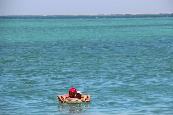 Dziewczynka Pływanie Wodzie Leżącego Nadmuchiwane Koło Letnie Wakacje Morzu Odpoczynek — Zdjęcie stockowe