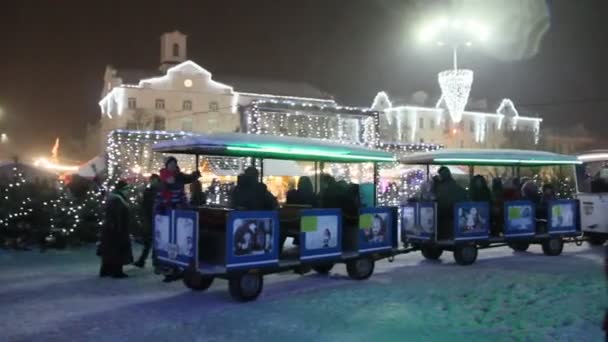 Chernihiv Ucraina Gennaio 2019 Treno Piedi Bambini Che Porta Spasso — Video Stock