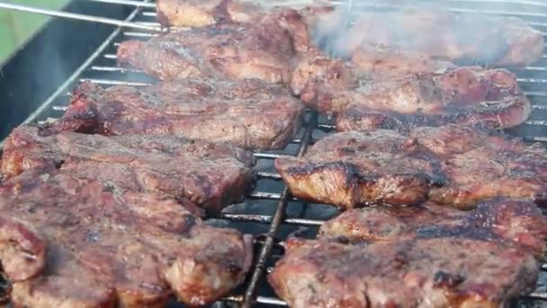Процесс Приготовления Мяса Стейк Барбекю Подготовка Аппетитной Свинины Снаружи — стоковое видео
