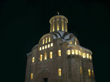 Güzel Pyatnitskaya geceleri aydınlatılan Chernihiv kilisede. Kilise ile kışın gece zamanında ışıklı pencere eşiği. Yeni yıl tatilinde Şehir Park aydınlatma