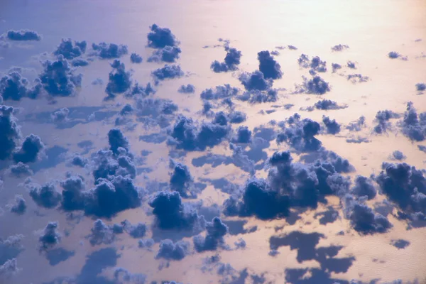 Pemandangan Indah Dari Jendela Pesawat Terbang Atas Awan Dan Permukaan — Stok Foto