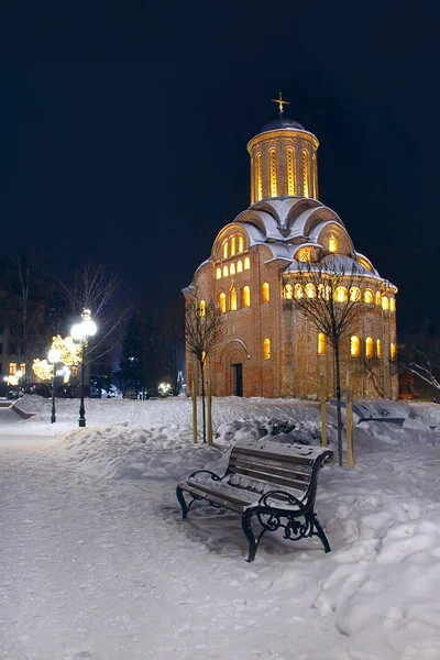 Banco Cobriu Neve Parque Inverno Perto Bela Igreja Iluminada Noite — Fotografia de Stock