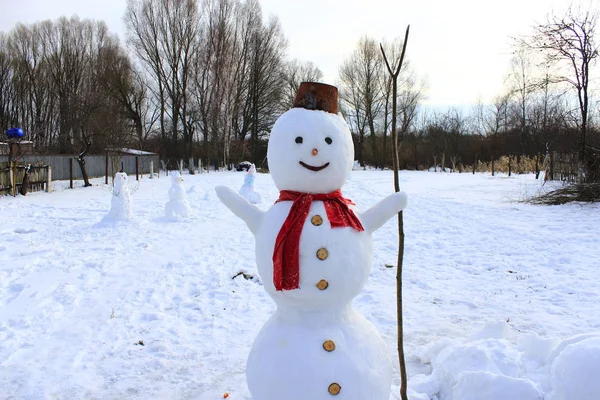 Snögubben Glad Snön Nytt Attribut Julsymbol Snögubbe Med Röd Halsduk — Stockfoto