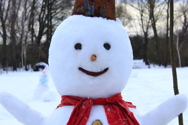 Bałwan Wesoły Śniegu Atrybut Nowego Roku Świąteczny Symbol Bałwan Czerwonym — Zdjęcie stockowe