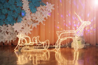 Garland kızaklarımız ile yapılmış peri geyik. Noel süsleri, Festival hall. Noel ve yeni yıl kış tatil ışıklar. Garland oyuncaklar ışıklar. New Year's Eve. Mutlu yeni yıl ve Noel. Festival ışıklar