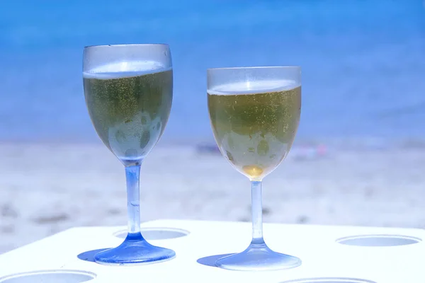 Dos Vasos Cerveza Junto Mar Cerveza Fría Copas Mesa Resort — Foto de Stock