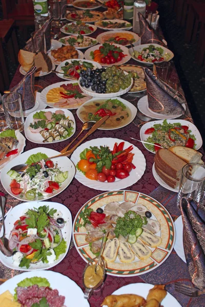 Ajuste Mesa Mesa Festiva Con Deliciosos Platos Muchos Alimentos Mesa — Foto de Stock