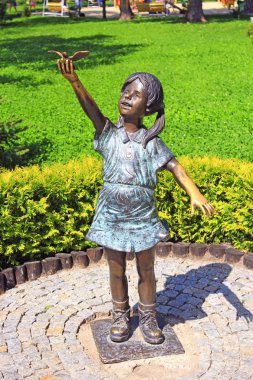Kharkiv / Ukrayna. 07 Ağustos 2016: bronz heykel küçük kızın şehir parkında el kadar yükselterek. Anıt park Kharkiv Şehir, küçük kız