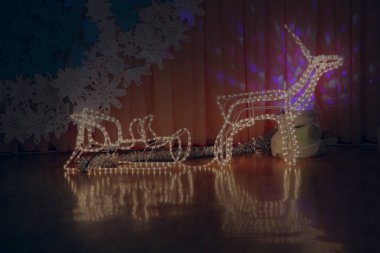 Garland kızaklarımız ile yapılmış peri geyik. Noel süsleri, Festival hall. Noel ve yeni yıl kış tatil ışıklar. Garland oyuncaklar ışıklar. New Year's Eve. Mutlu yeni yıl ve Noel. Festival ışıklar