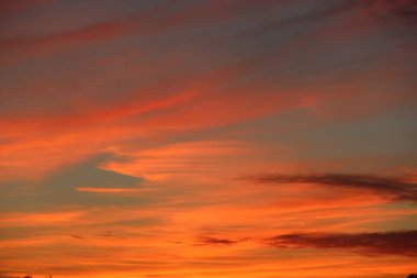 Turuncu günbatımı geceden önce. Turuncu gökyüzü günbatımı. Alacakaranlık parlak gün batımı ile. Güneşli ışınları ile bırakarak reddedin. Akşam peyzaj