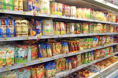 Kiev / Ukrayna. 28 Eylül 2018: mayonez dükkanda. Süpermarket raflarında geniş ürün yelpazesine sosları ve mayonez. Sosu ve mayonez üstünde stok rafa koymak. Dükkanı sosları ve mayonez