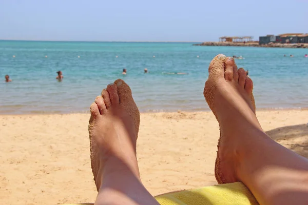 Ноги Туристки Отдыхают Пляже Зонтиком Ноги Девушки Загорают Зонтиком Концепция — стоковое фото