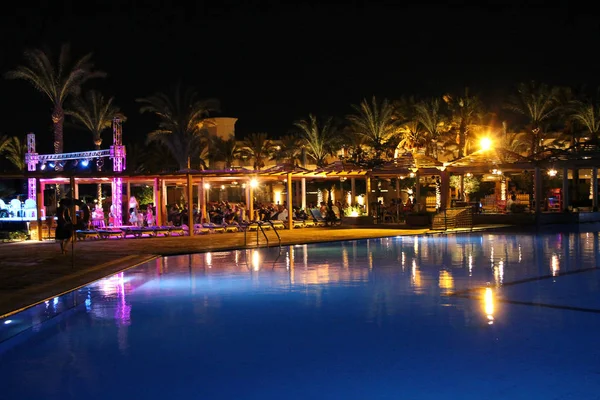 후르가 이집트 2018 Swimming 수영장과 사람들이 수영장 근처에서 호텔의 불빛은 — 스톡 사진