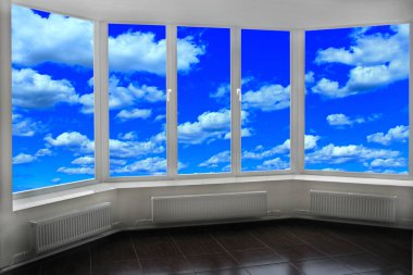 Mavi gökyüzü beyaz bulutlar ile bakan odanın penceresi. Modern pencere gökyüzü manzara. Penceresinden göksel yatay olarak gördün mü? Modern iç ayrıntıları. Odada vitrin tasarımı