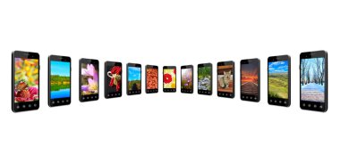 Sıraya dizilmiş farklı resimli akıllı telefonlar. Doğanın görüntüleri olan cep telefonları. Modern iletişim. Dijital teknolojiler. Beyaz arkaplanda izole akıllı telefonlar