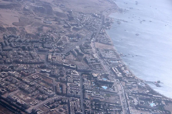 空中都市 エジプトの海岸ビュー 国の上飛んでいます パノラマ画像 上から見たエジプトの町 空からの Egyptial 海辺の町の空中パノラマ — ストック写真