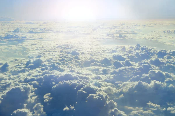 Blick Aus Dem Flugzeugfenster Auf Die Sonne Die Über Wolken — Stockfoto