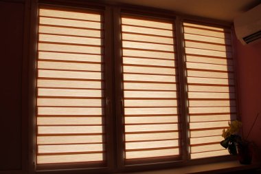 Oda tasarım öğesi. Modern loggia iç. Odasında kremi ile modern dairelerin ve gündüz yatay. Pencere silindirler. Gece gündüz kullanarak çift sistem. Modern tasarım.