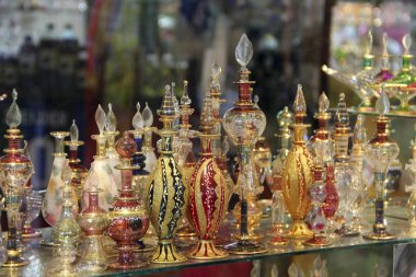 Cam retorts ve renkli şişeler aroma ve parfüm için düşündüm. Güzel cam renkli cam şişe. Lüks parfüm şişeleri mağazasında satılmaktadır. Koku için kapasite satışı