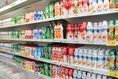 Kiev / Ukrayna. 28 Eylül 2018: süt yoğurt ve diğerleri süt üretimini dükkanı raflarda. Süt ve süt ürünleri dükkanı. Sütlü Ürünler geniş seçimi. Süt Dükkanı. Süpermarket süt bölümünde