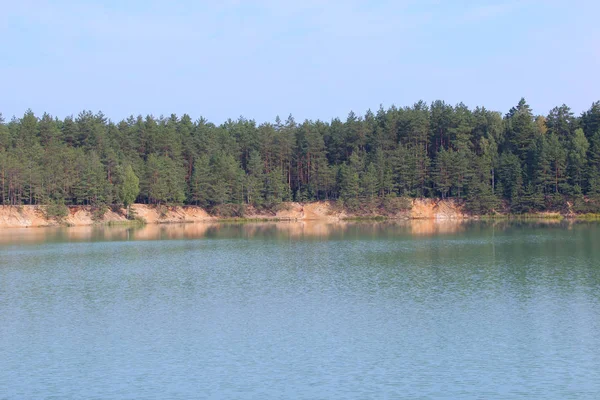 Hermoso Lago Bosque Con Agua Esmeralda Bosque Pinos Magnífica Vista —  Fotos de Stock